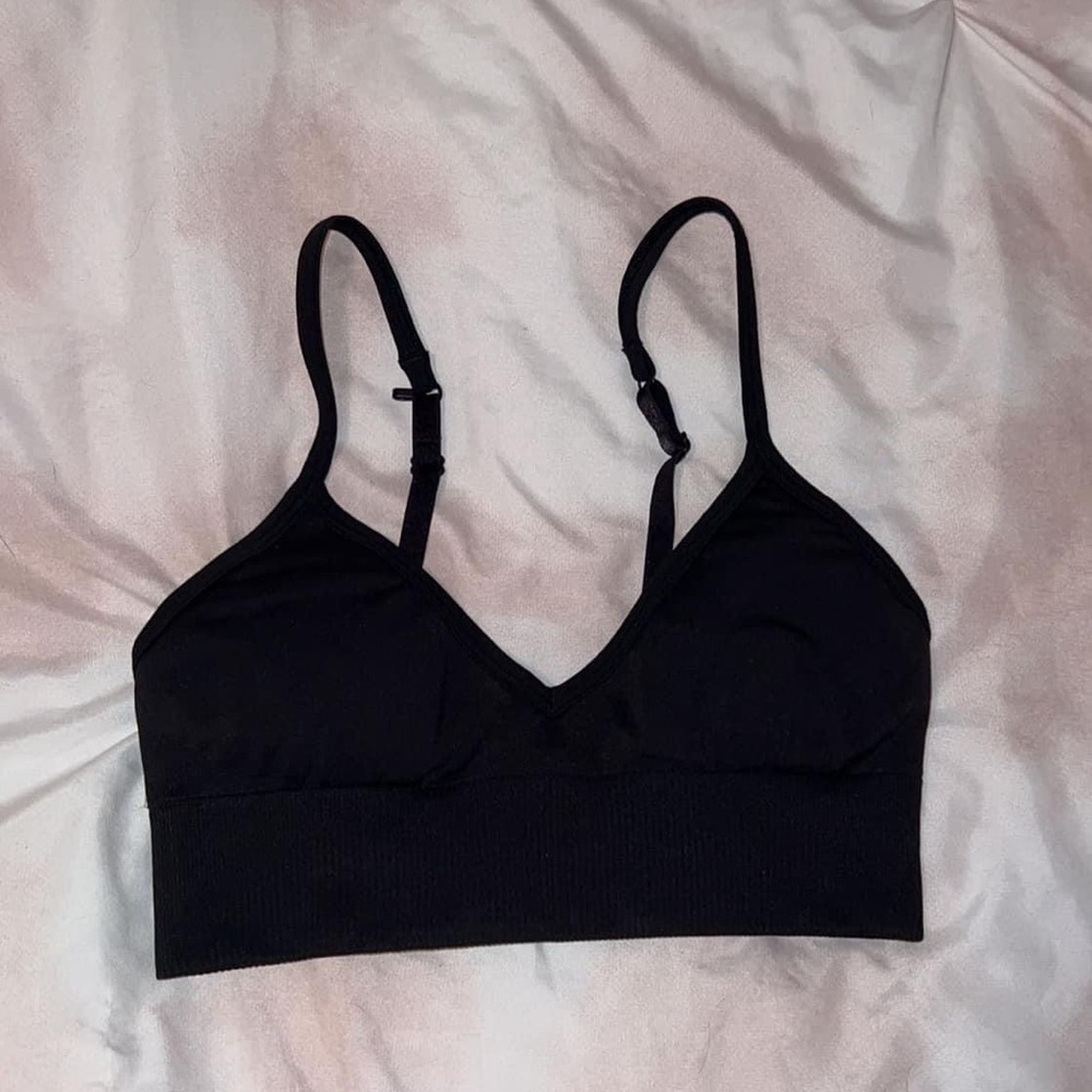black lululemon sports bra